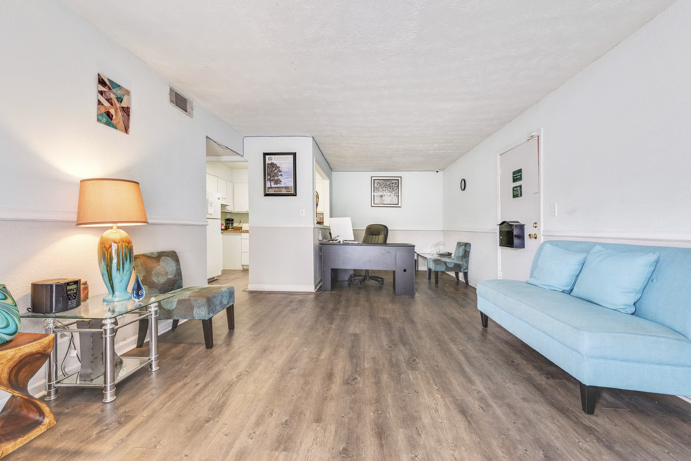 living room at Riverdale Reserve, located in College Park, GA
